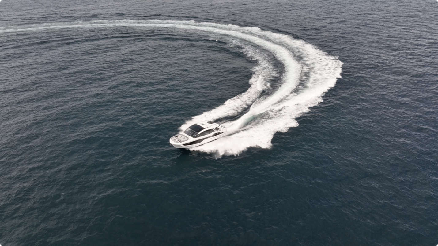 The Galeon 435 GTO completing a 40 knot, high-speed 180° turn