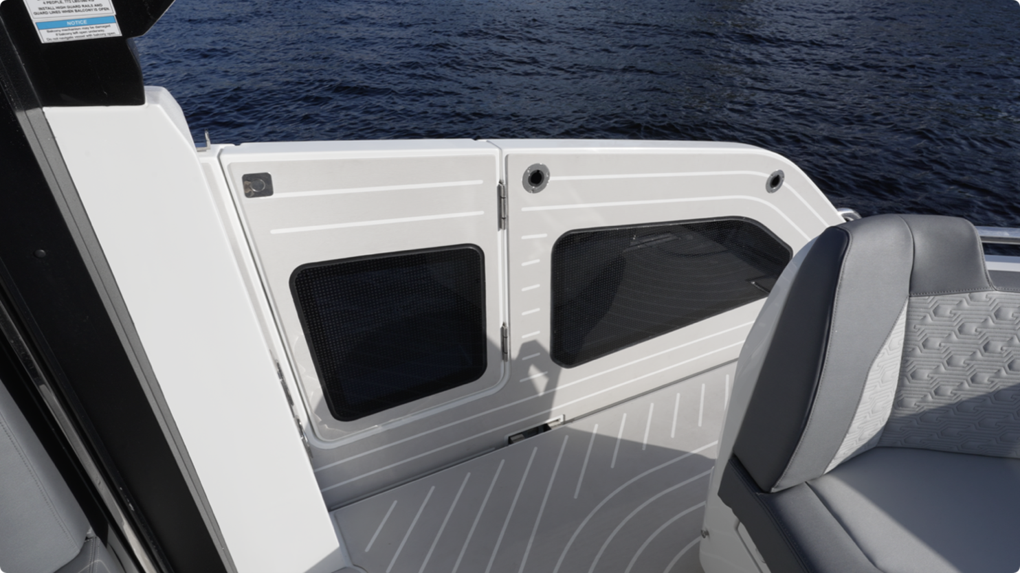 Galeon 435 GTO Starboard balcony in the up position