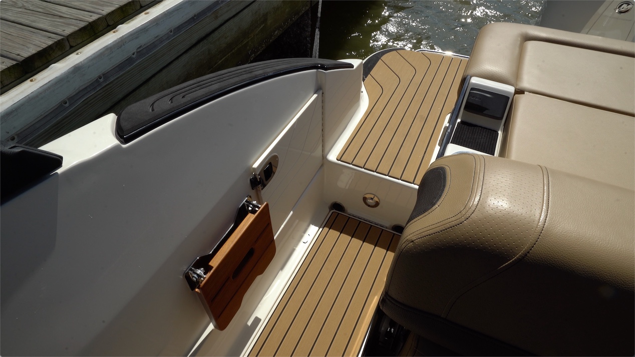 the walkthrough to the stern of the Sea Ray SLX 260 Outboard