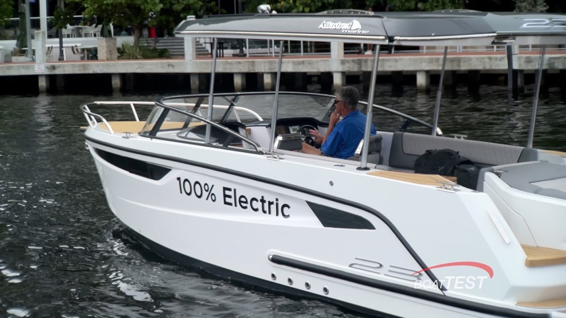 Alfastreet 23 Cabin EVO cruise on Fort Lauderdale's New River