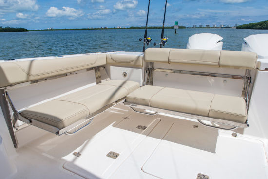 Pursuit OS 355 Offshore transom bench