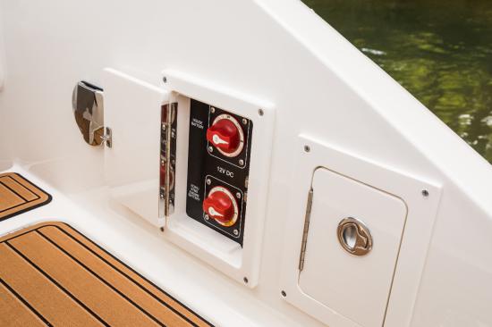 Sea Ray SLX 310 Outboard battery switches