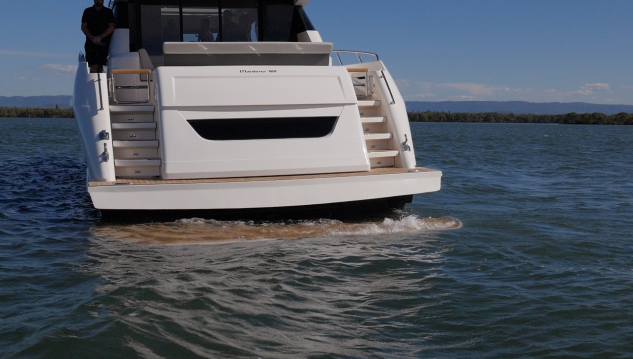 Hydraulic swim platform