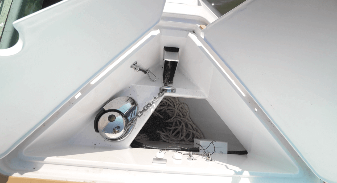 Aquador 250 HT bow hatch