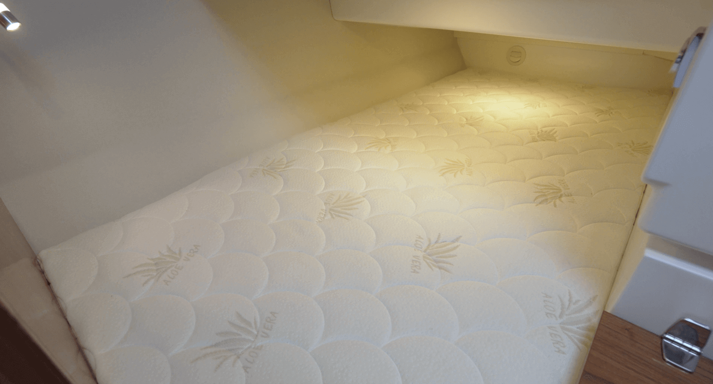 Aquador 250 HT mid-berth