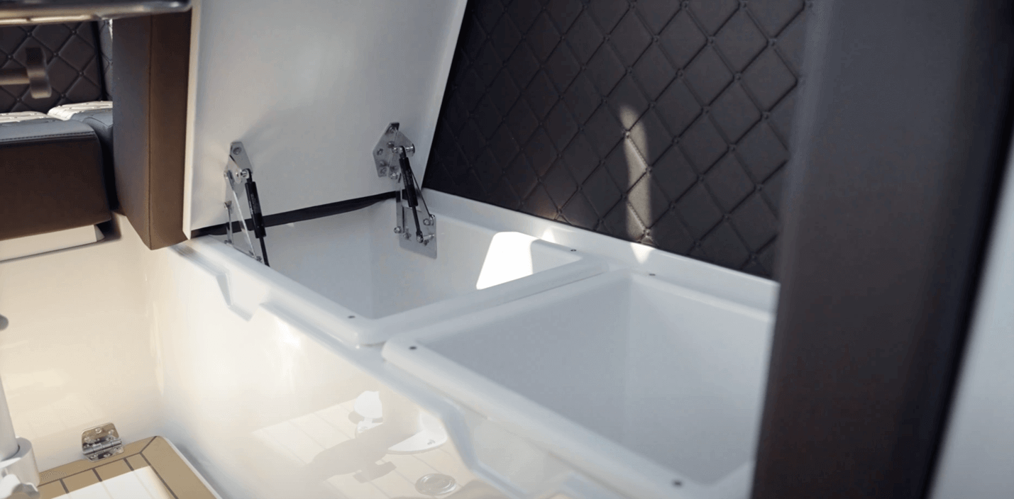 Aquador 250 HT storage space