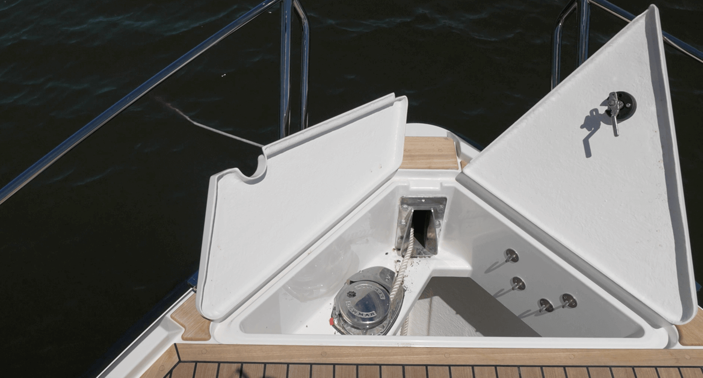 Aquador 300 HT deep anchor locker