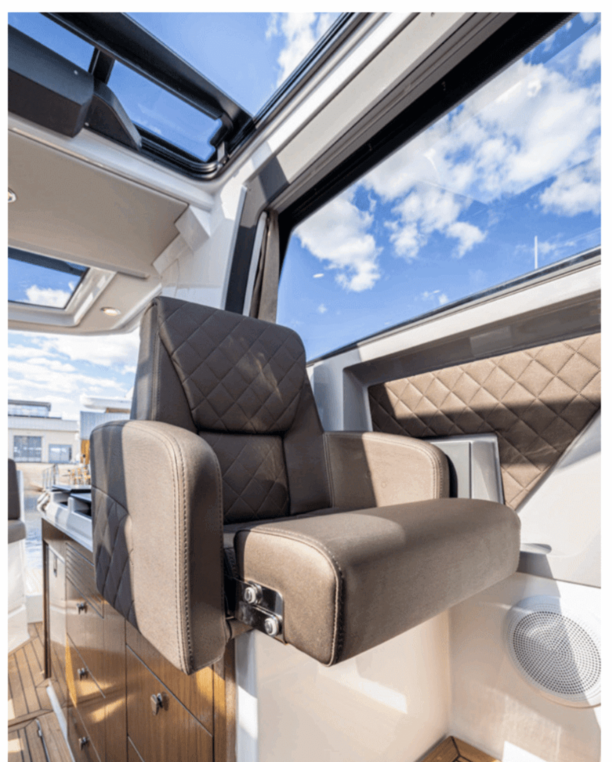 Aquador 300 HT co-pilot's bolstered seat