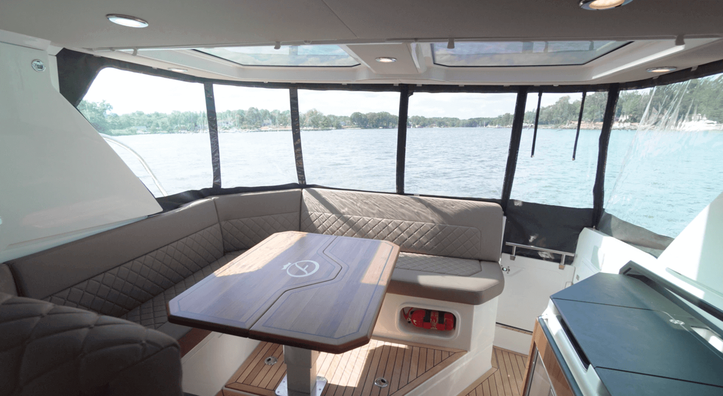 Aquador 300 HT dining space