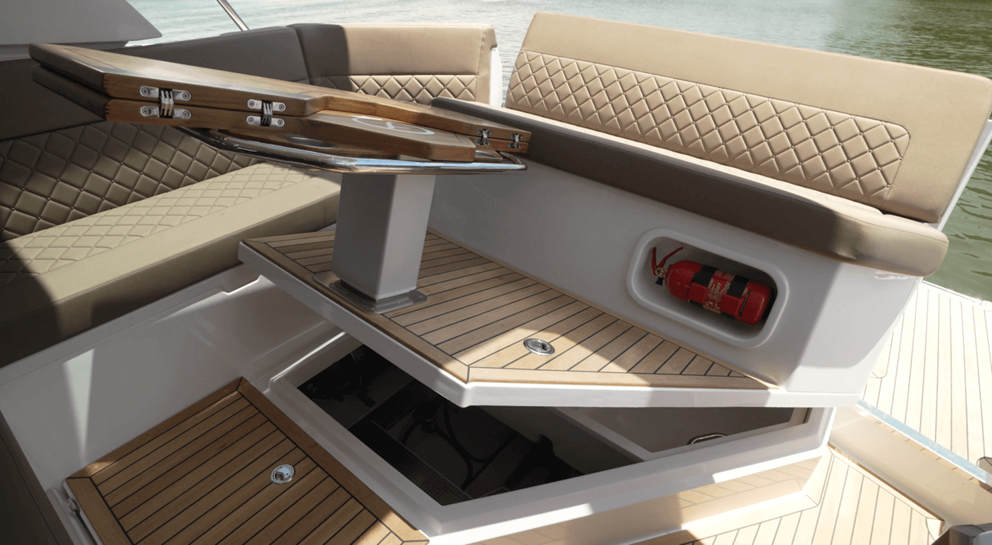 Aquador 300 HT An electrically-operated hatch provides entrance to the mechanical space below