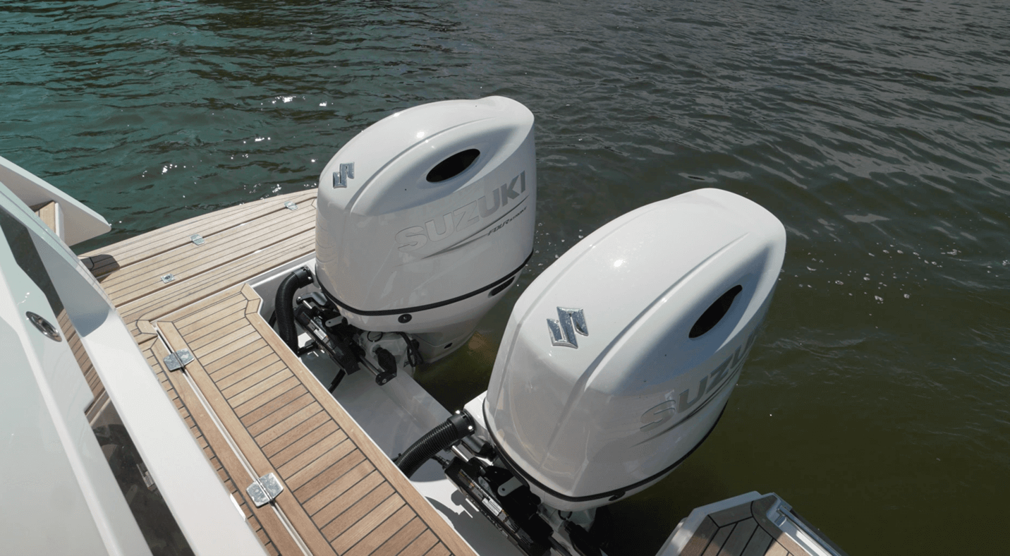 Aquador 300 HT transom platform