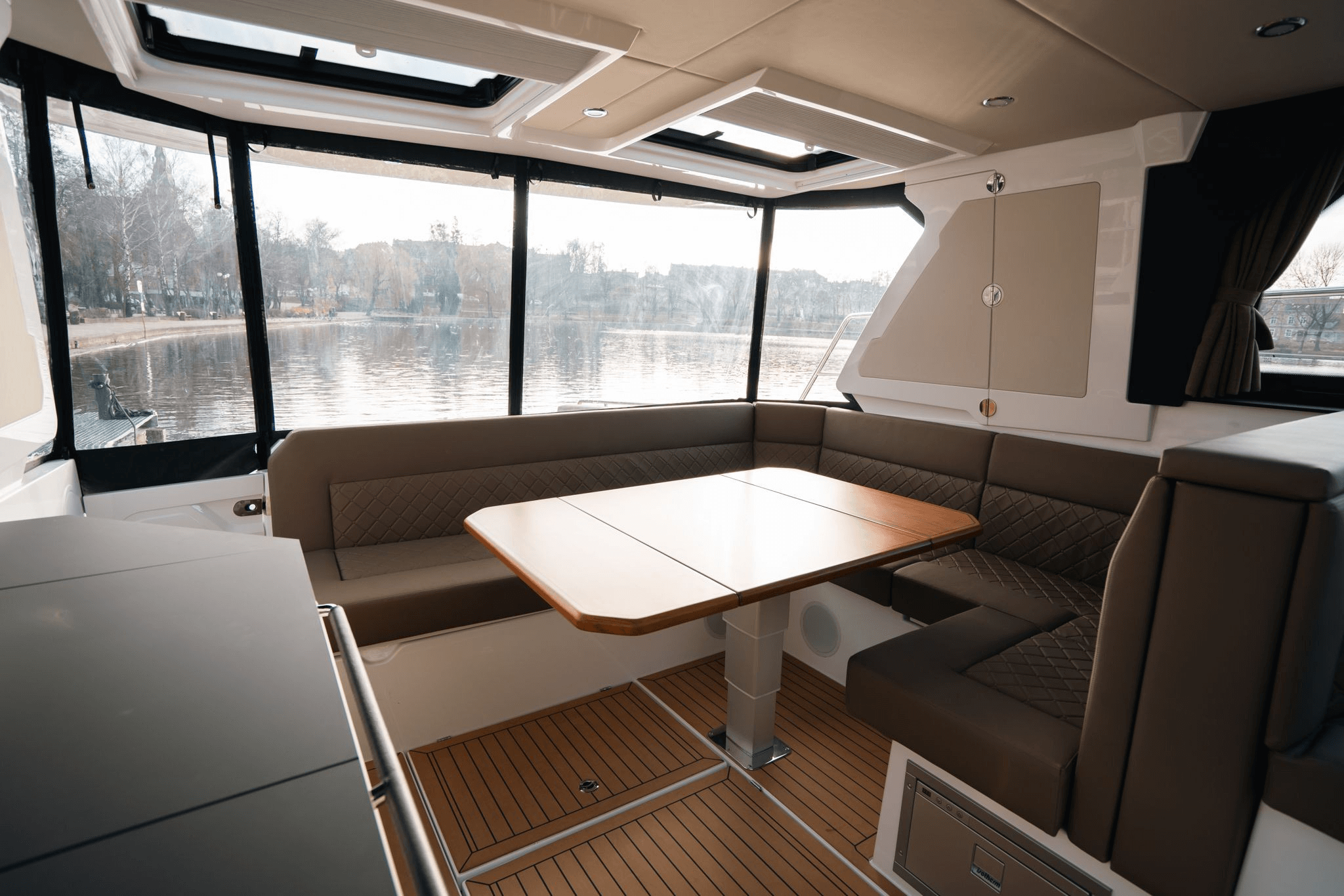 Aquador 400 HT dining