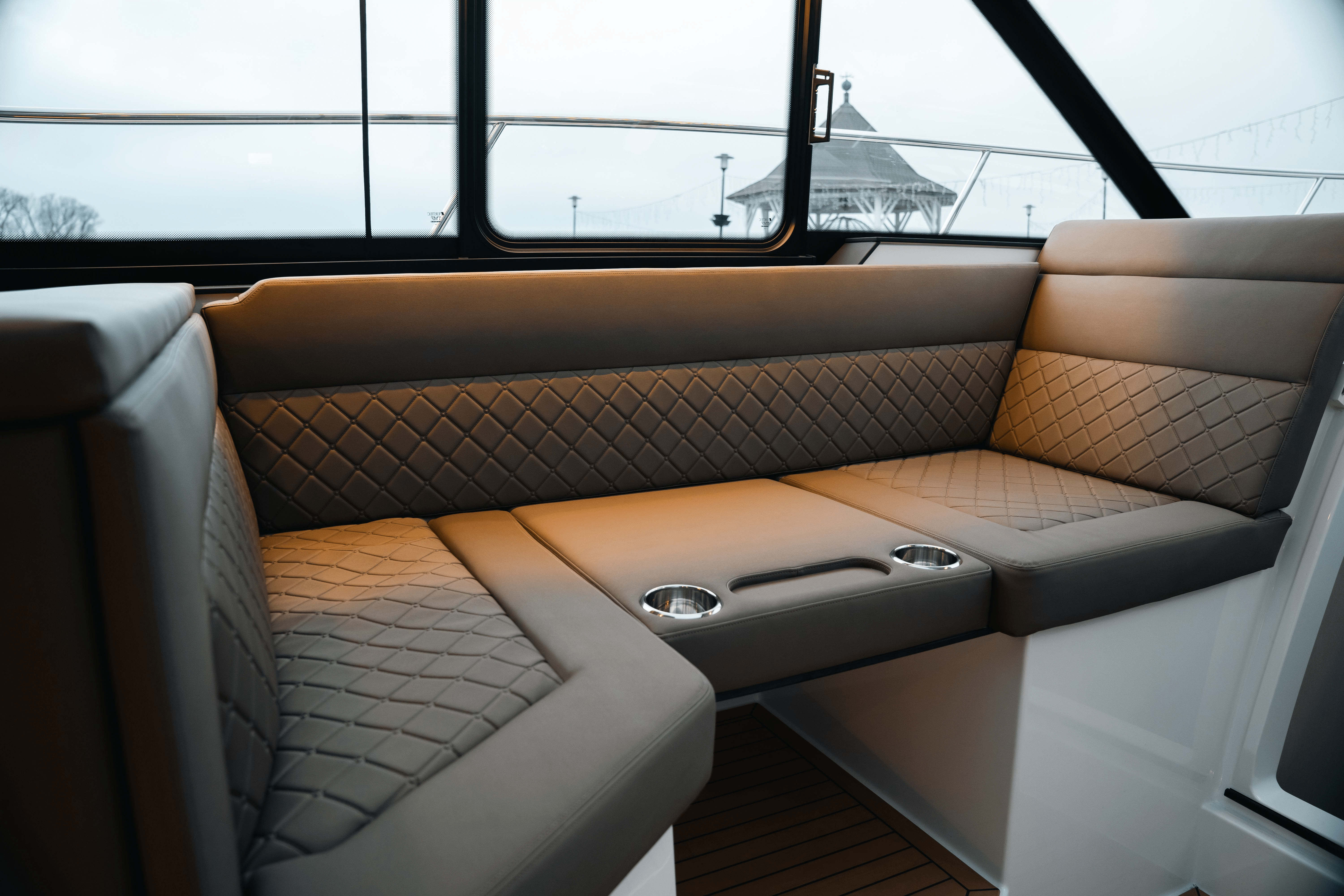 Aquador 400 HT seating