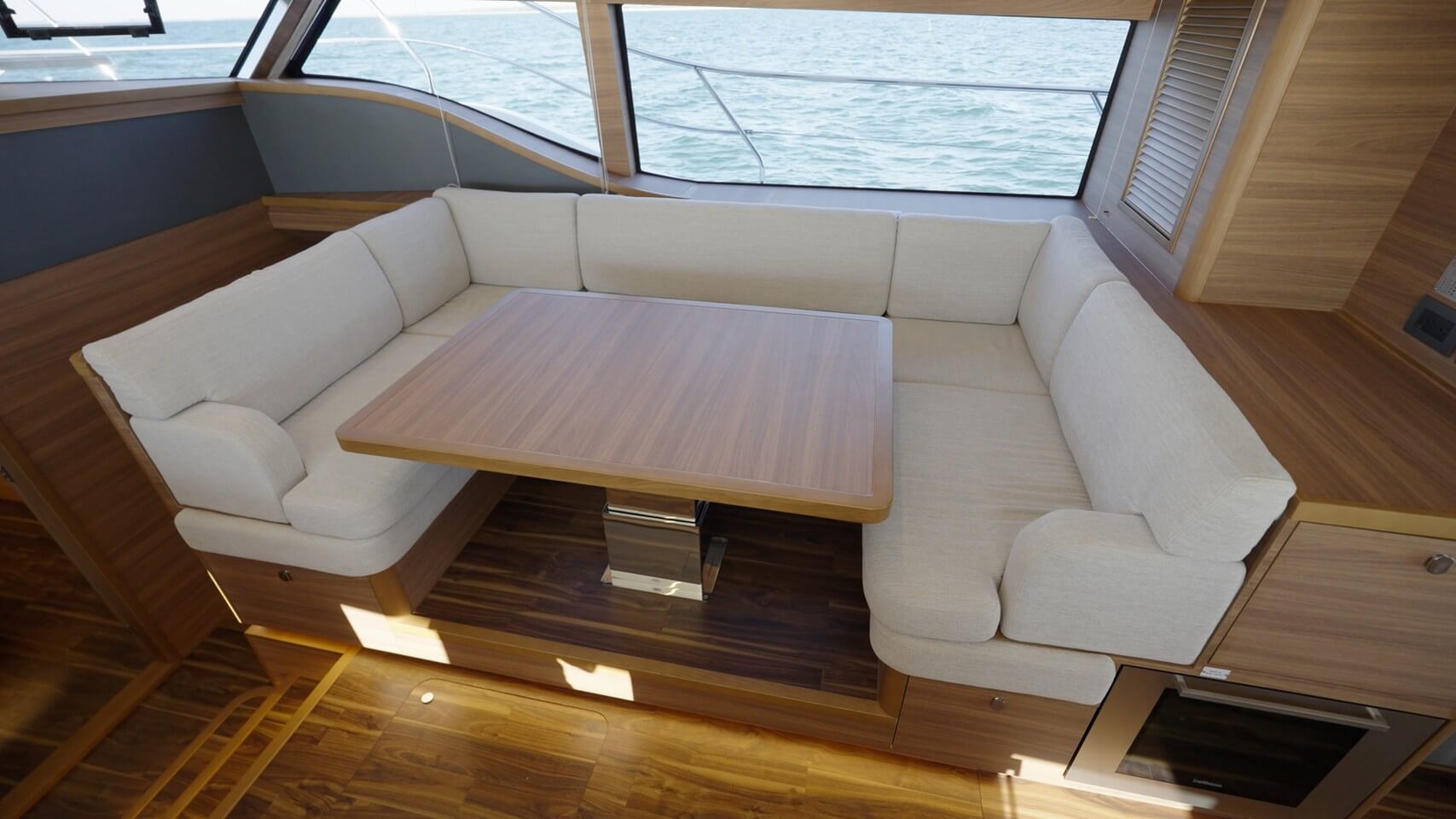 Aquila 46 Powercat U-shape dinette