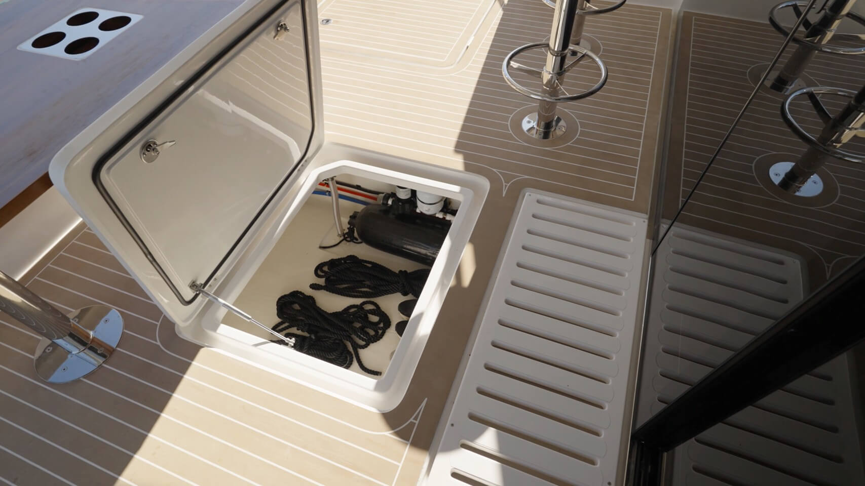 Aquila 46 Powercat aft deck hatch