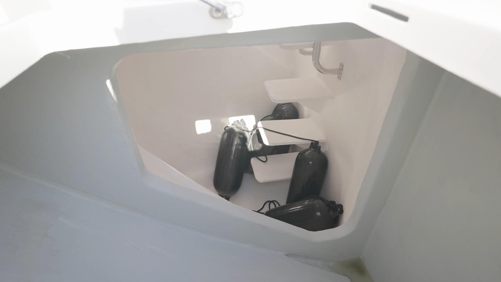 Aquila 46 Powercat deck hatch