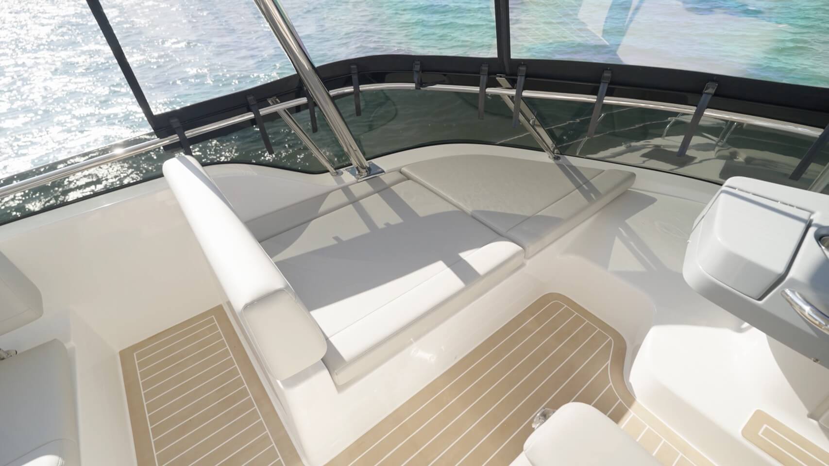 Aquila 46 Powercat double lounge seat