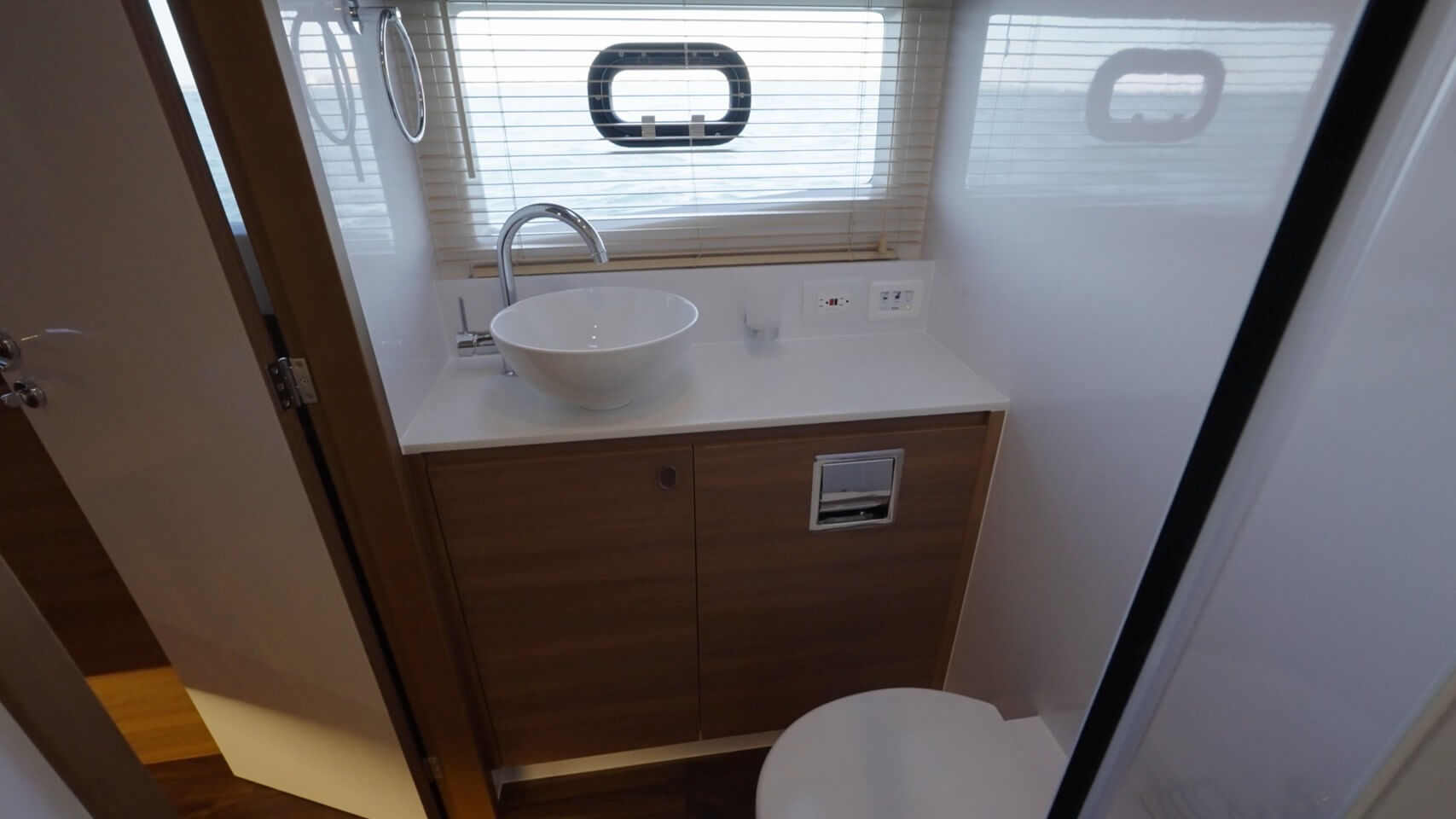 Aquila 46 Powercat island berth en-suite