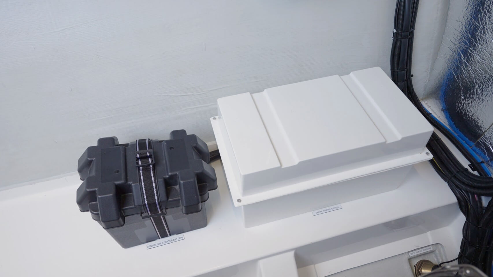 Aquila 46 Powercat engine battery in case