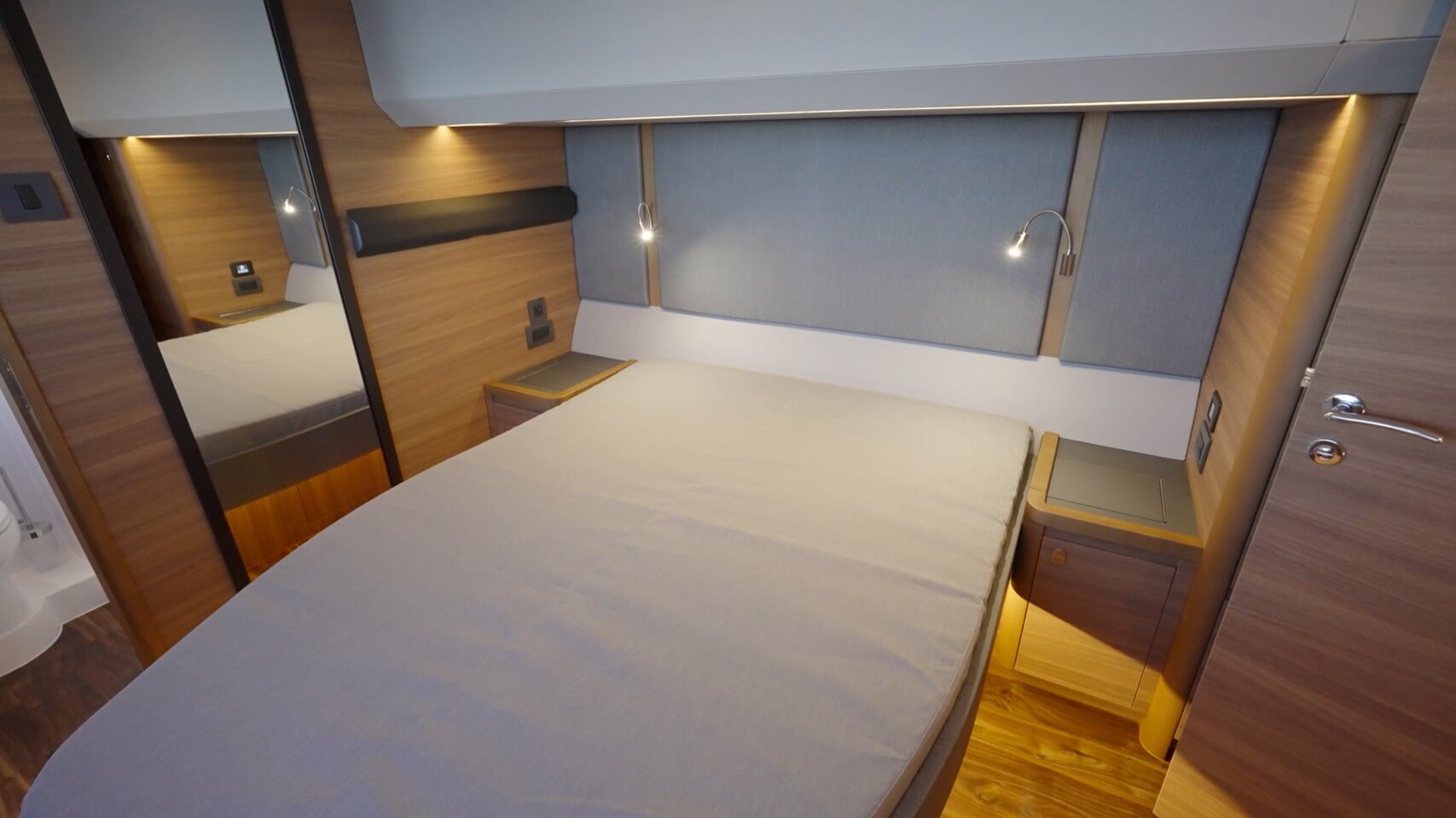 Aquila 46 Powercat island berth