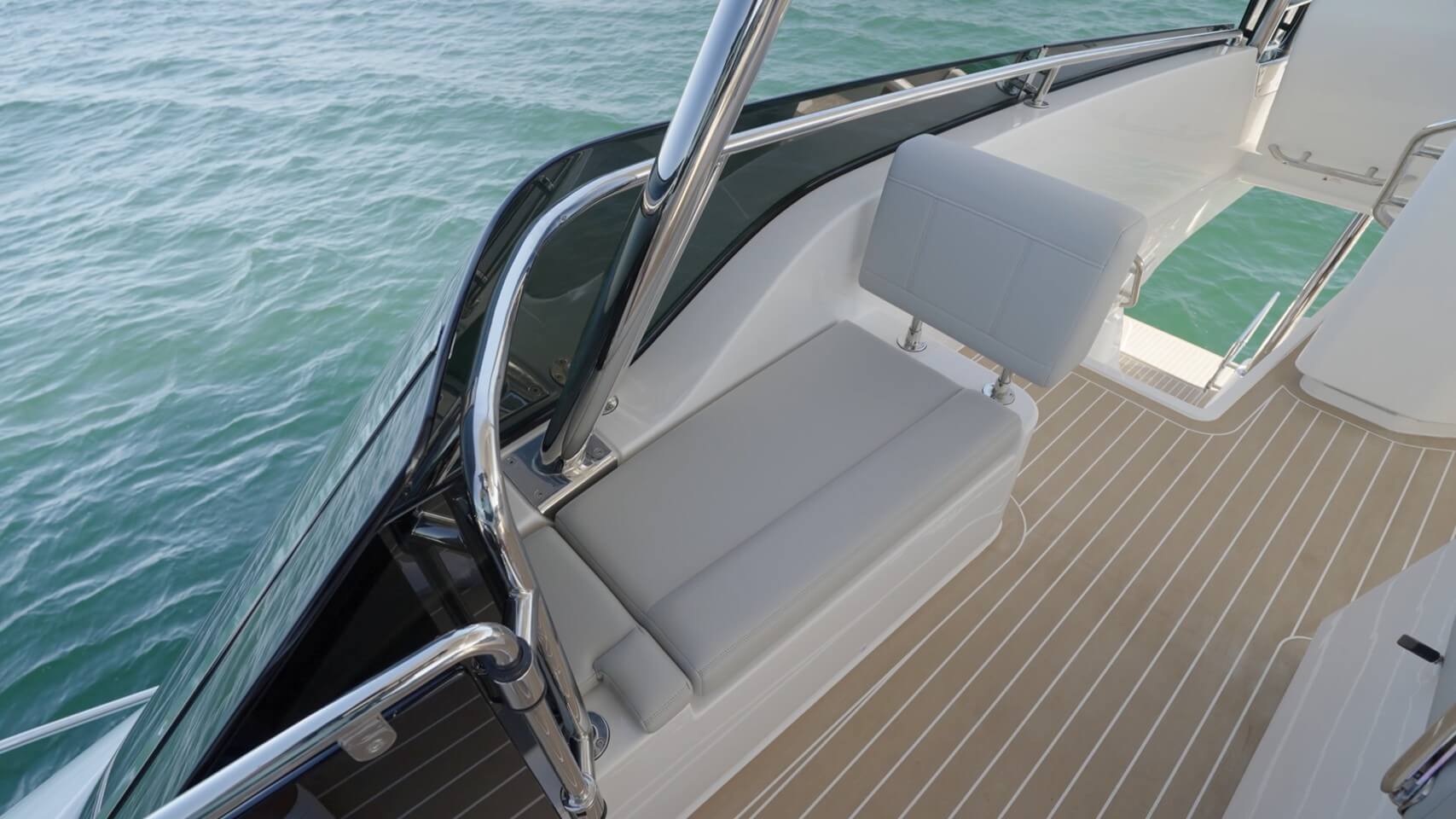 Aquila 46 Powercat single lounge seat