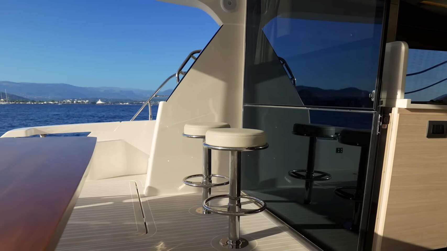 Aquila 46 Powercat outdoor bar