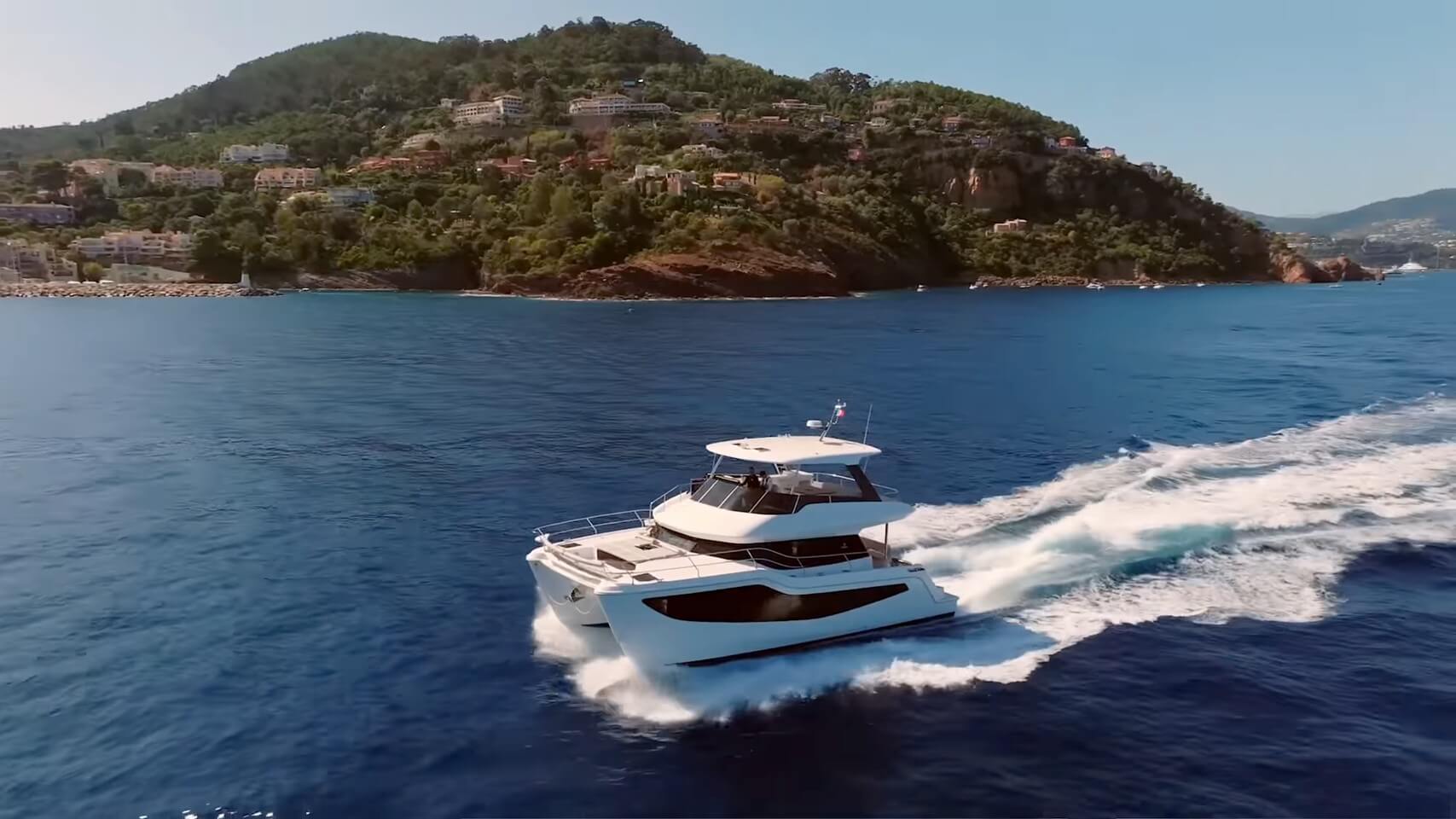 Aquila 46 Powercat running