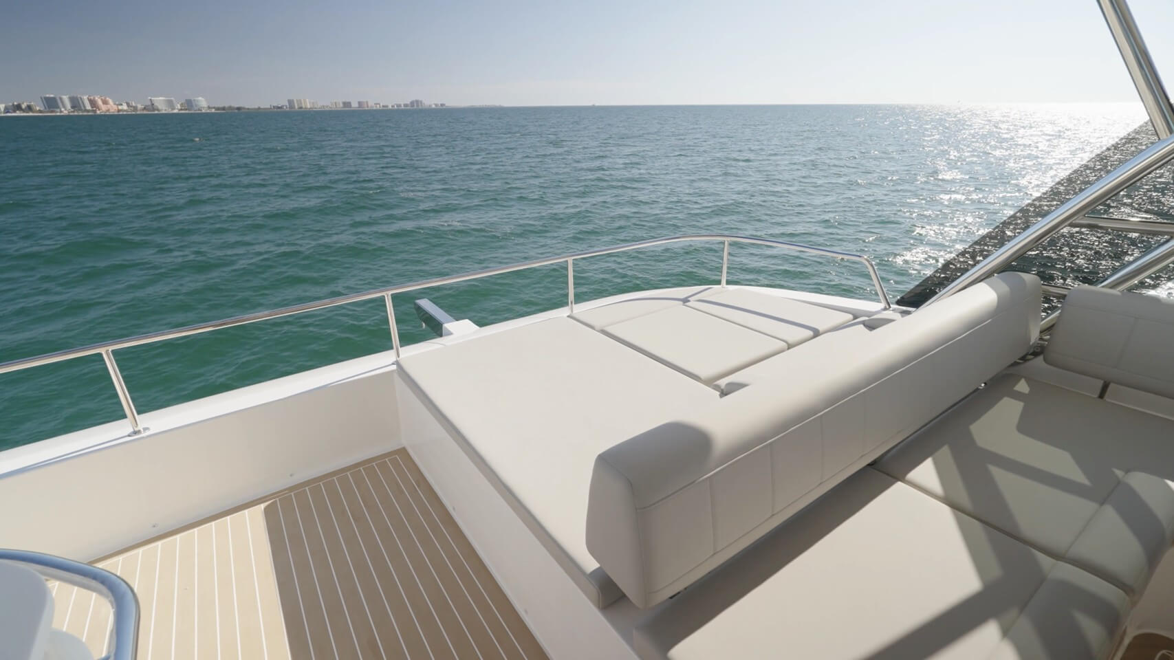 Aquila 46 Powercat large sunpad