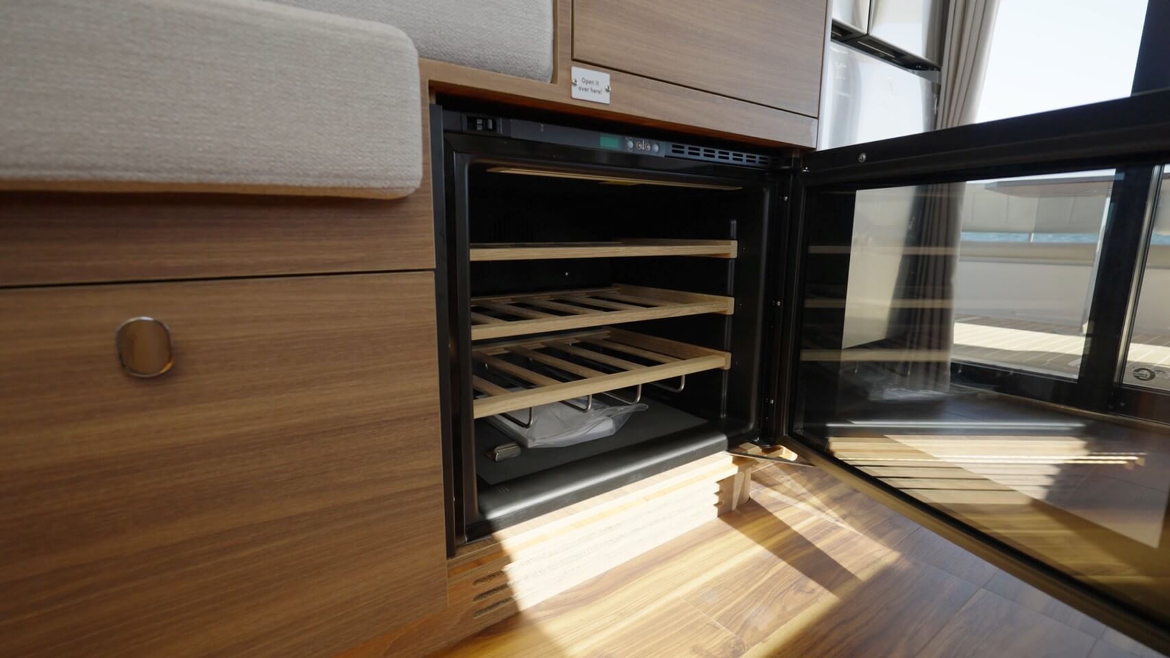 Aquila 46 Powercat wine cooler