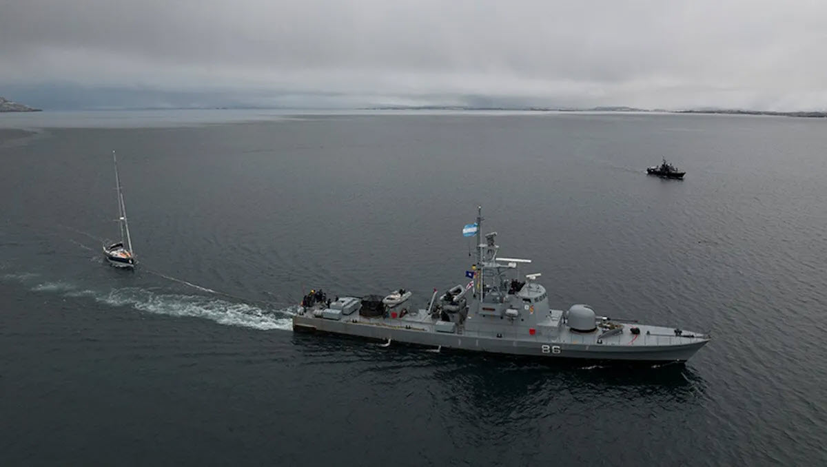 Argentinian Navy towing Le Souffle de la Mer III