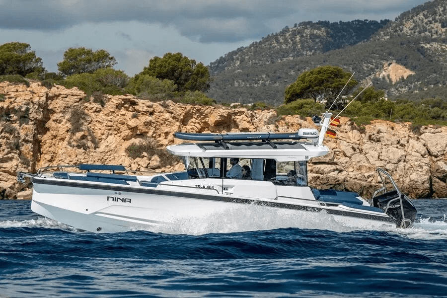 The Cross Cabin version of the Axopar 29, which succeeded the iconic Axopar 28