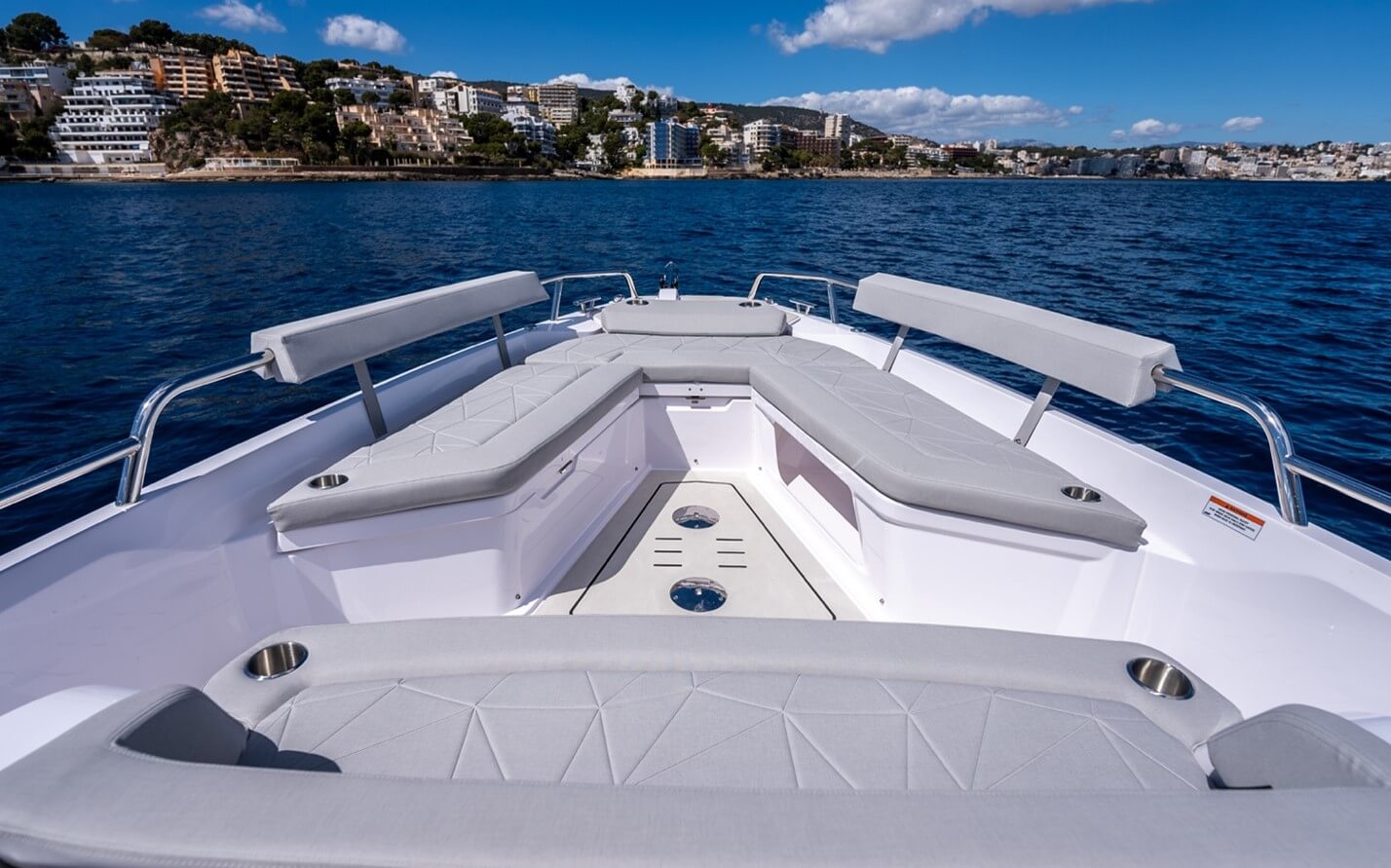Axopar 29 Sun Top c-shape bow seating