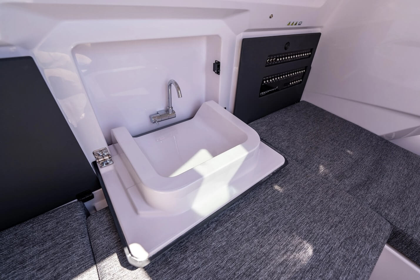 Axopar 29 Sun Top fold-down sink