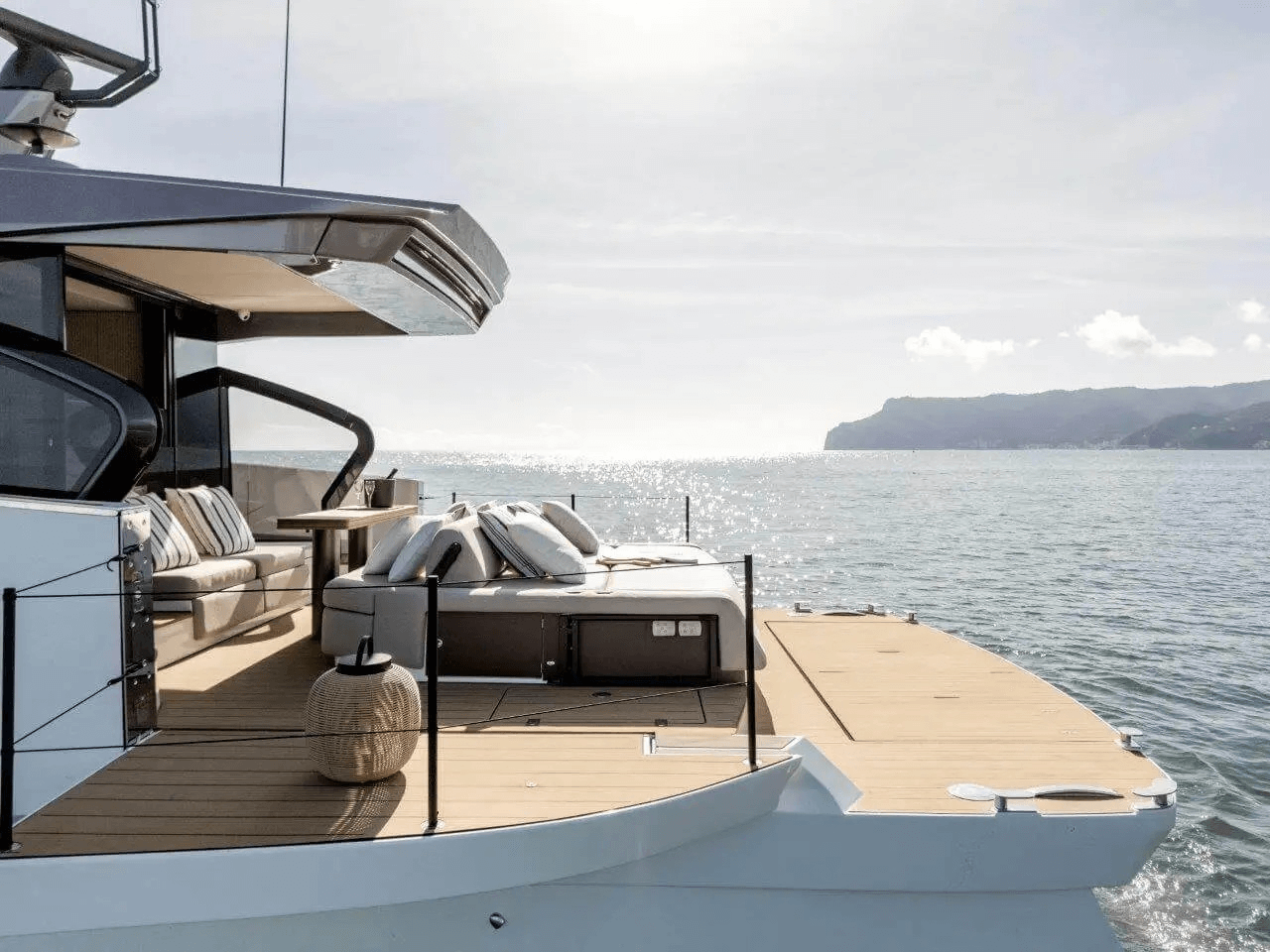 Azimut - The Seadeck 6 features a reimagined cockpit