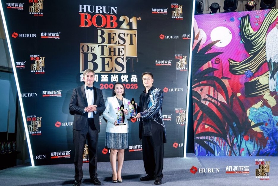 Mr. Rupert Hoogewerf, the founder of Hurun Report; Sharon Xu, business development manager of Azimut Asia Pacific; Mr. Xu, Founder of Private Equity (Hurun’s VIP guest).