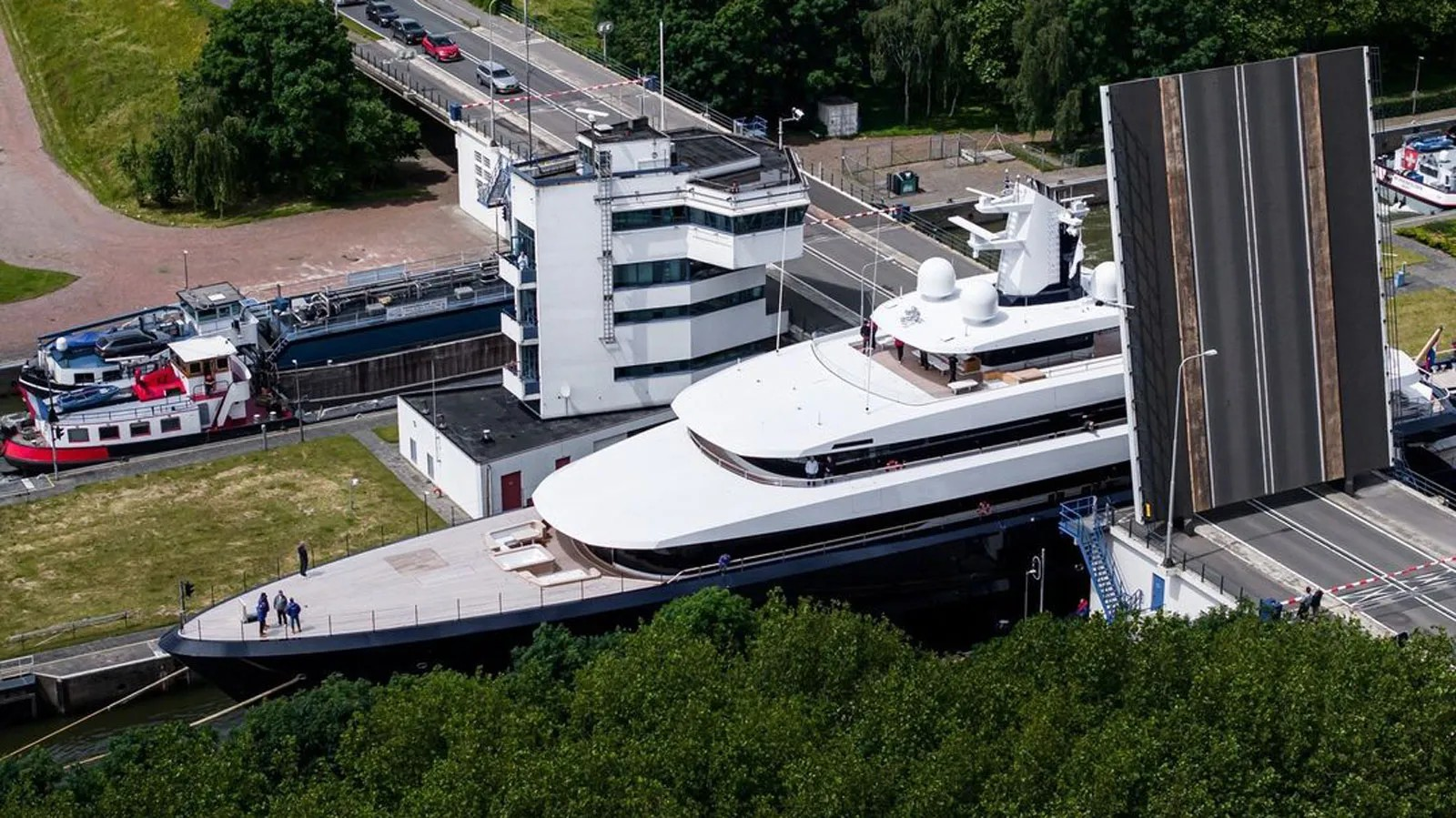 92m Feadship superyacht Drizzle