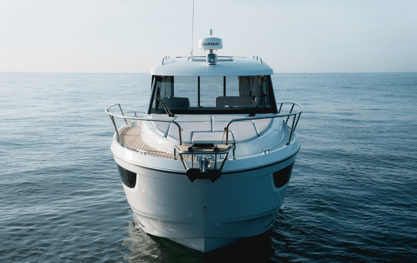 Beneteau Antares 9 bow