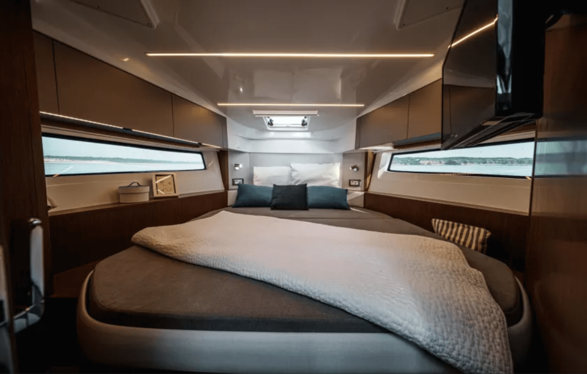 Beneteau Antares 9 bow accommodation