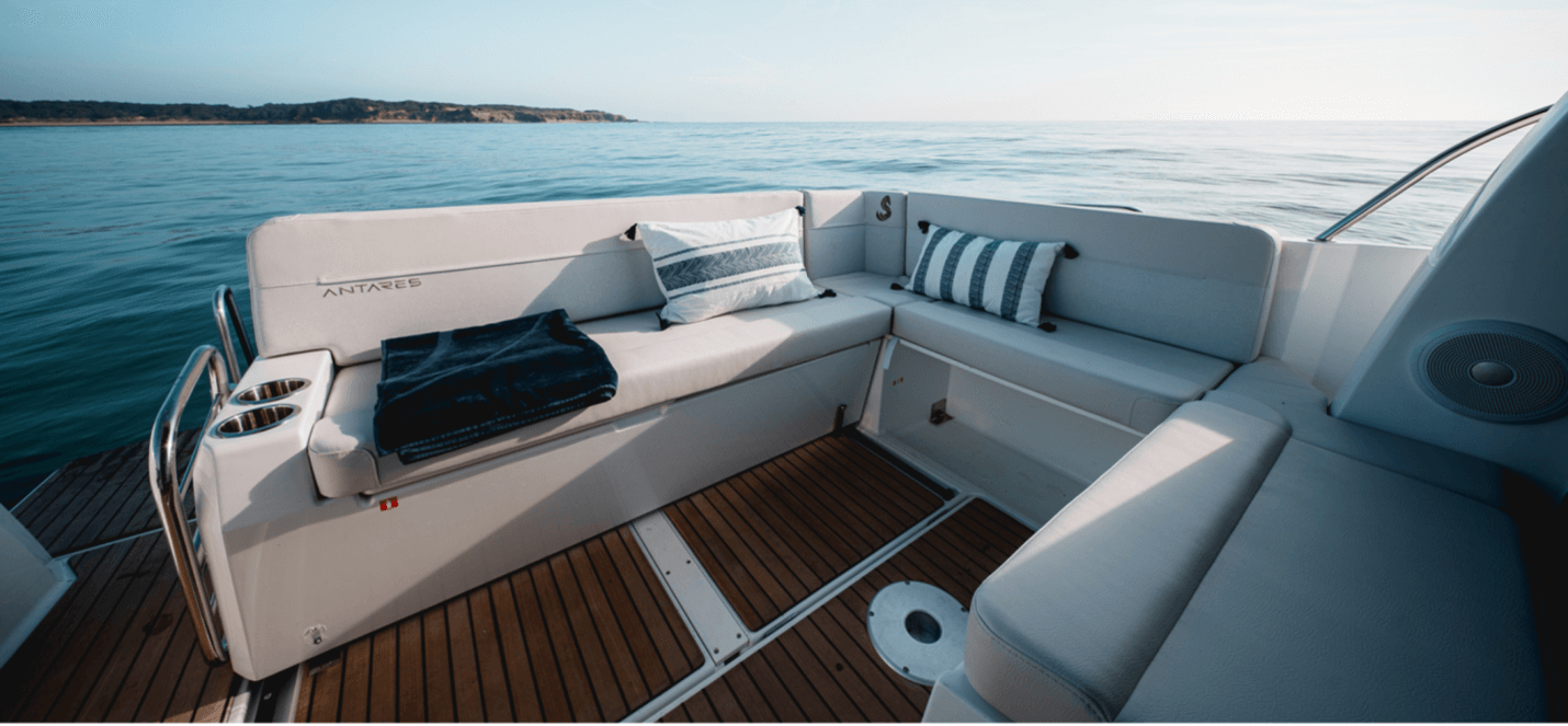 Beneteau Antares 9 cockpit bench seating