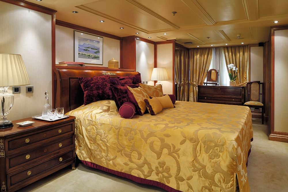 99m Iconic Hollywood Motor Yacht Christina O - The Onassis suite