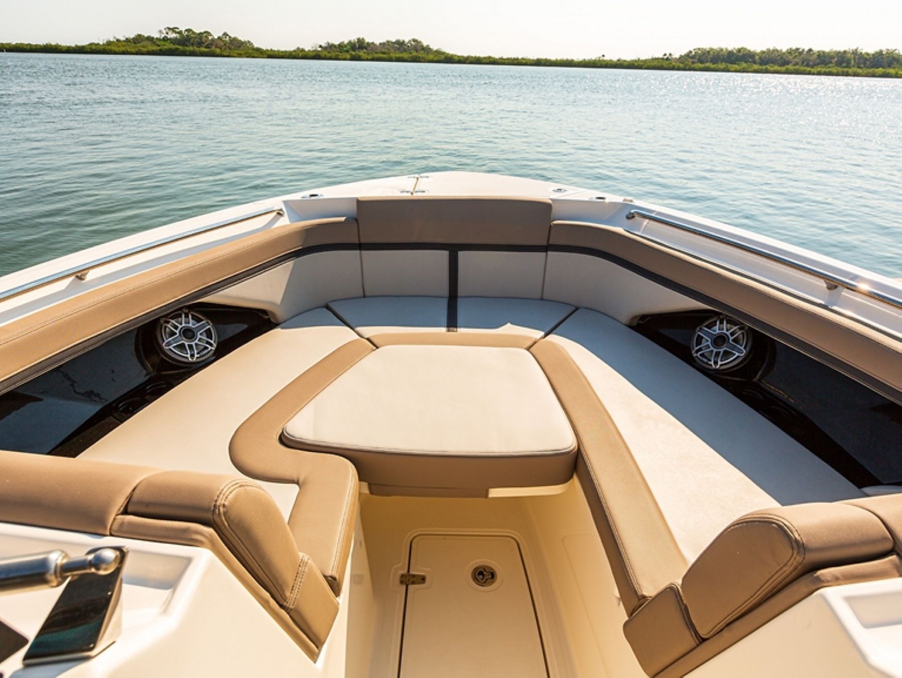 Boston Whaler 330 Vantage bow seating