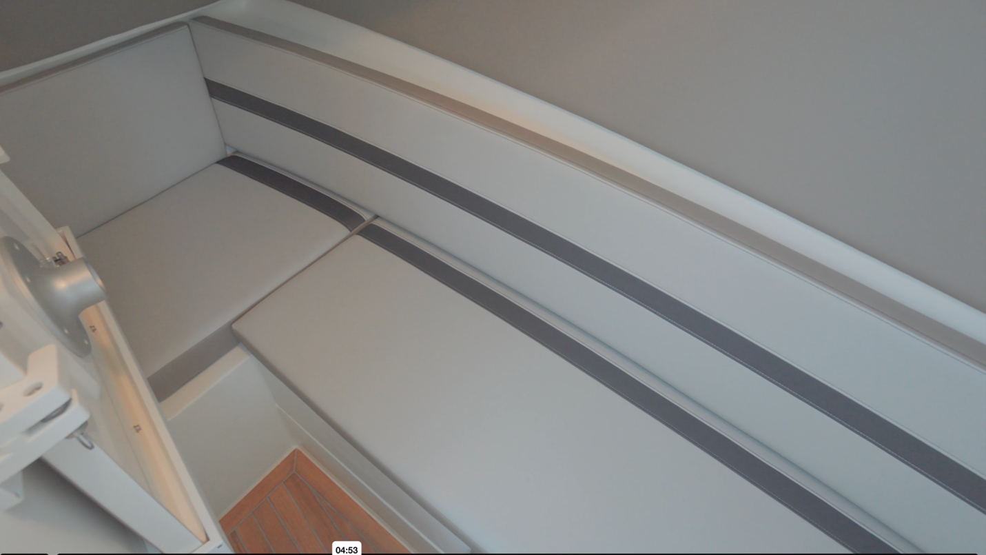 Boston Whaler 330 Vantage cabin