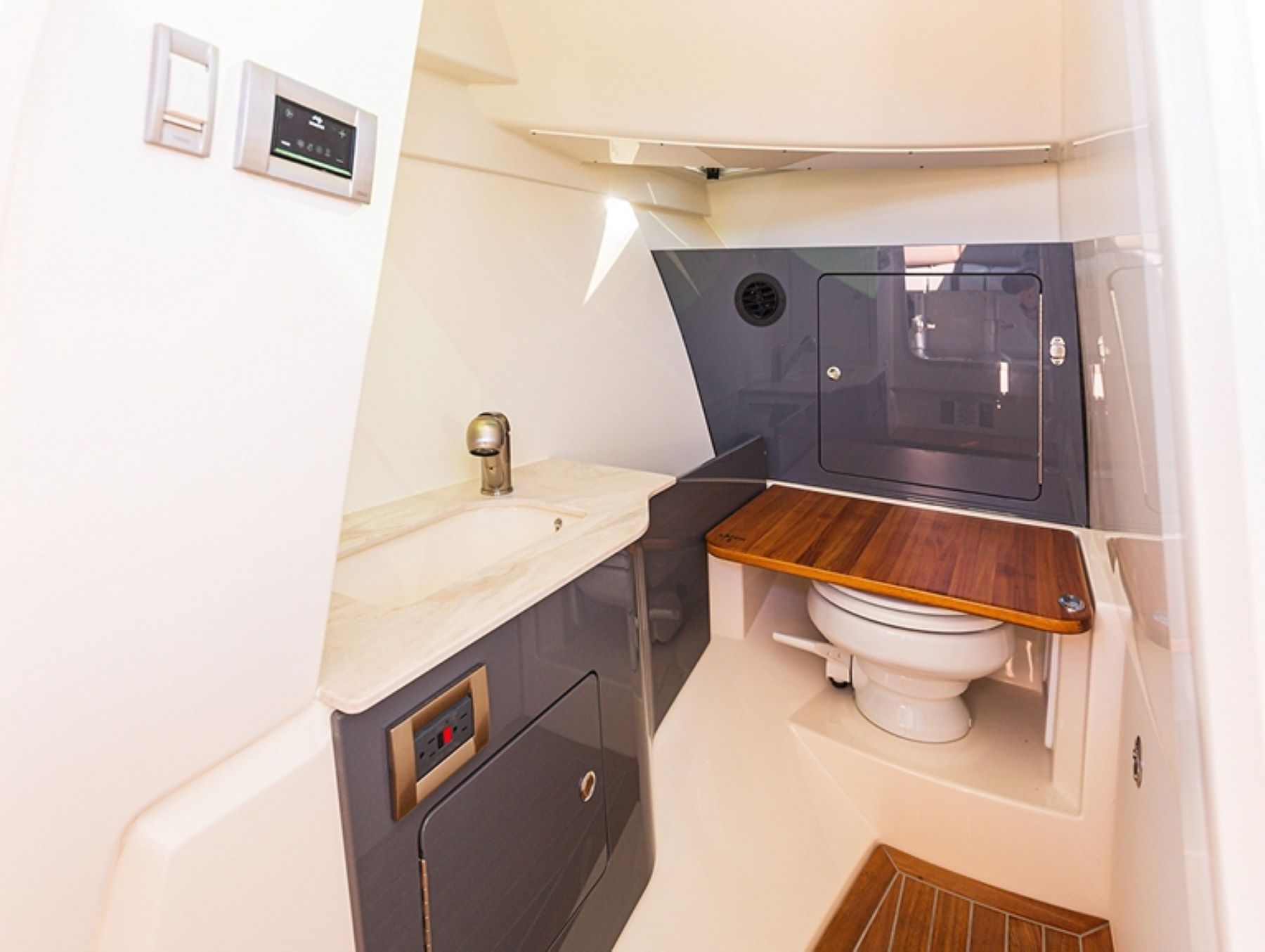 Boston Whaler 330 Vantage head