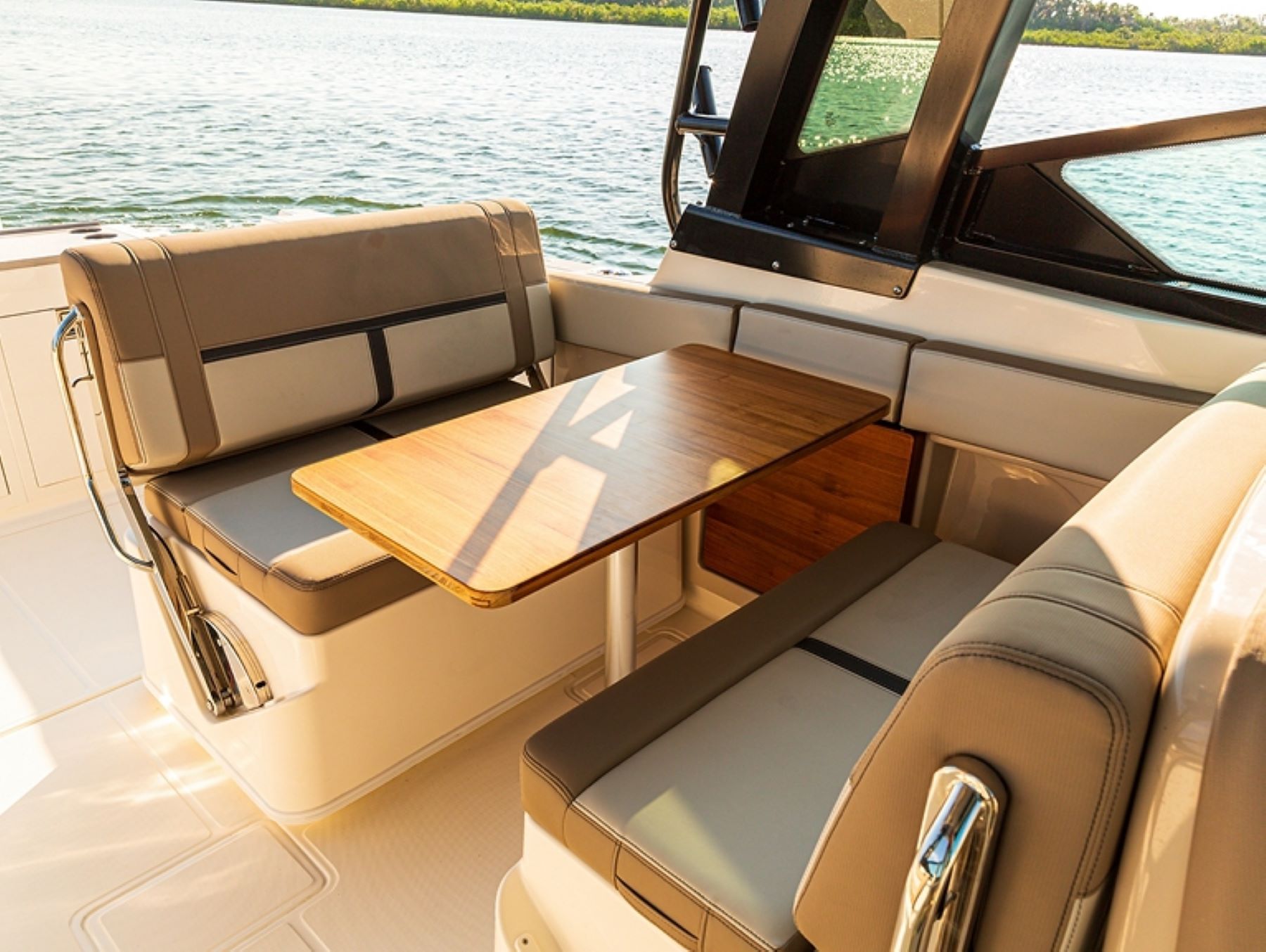 Boston Whaler 330 Vantage dining space