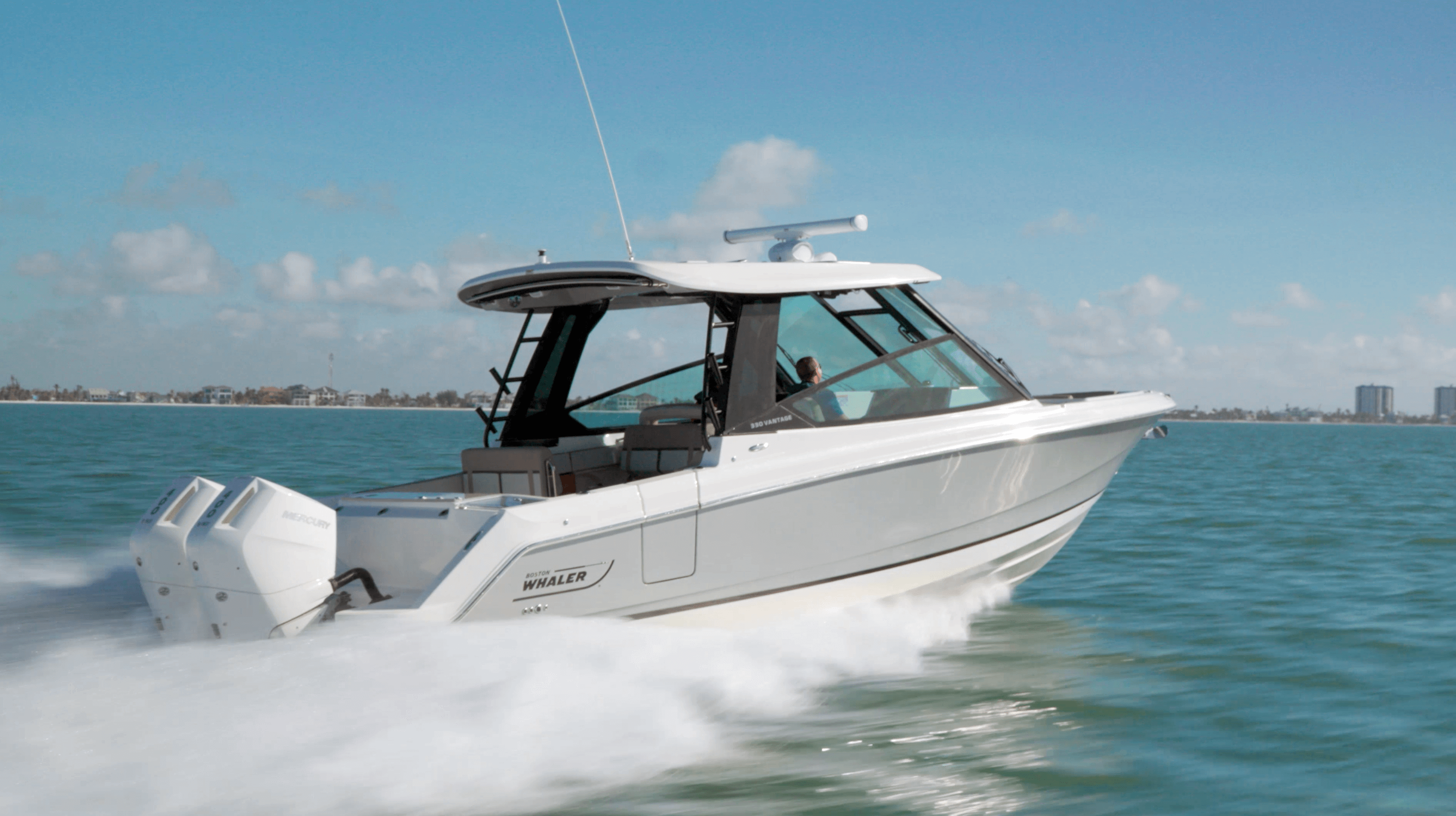 Boston Whaler 330 Vantage running