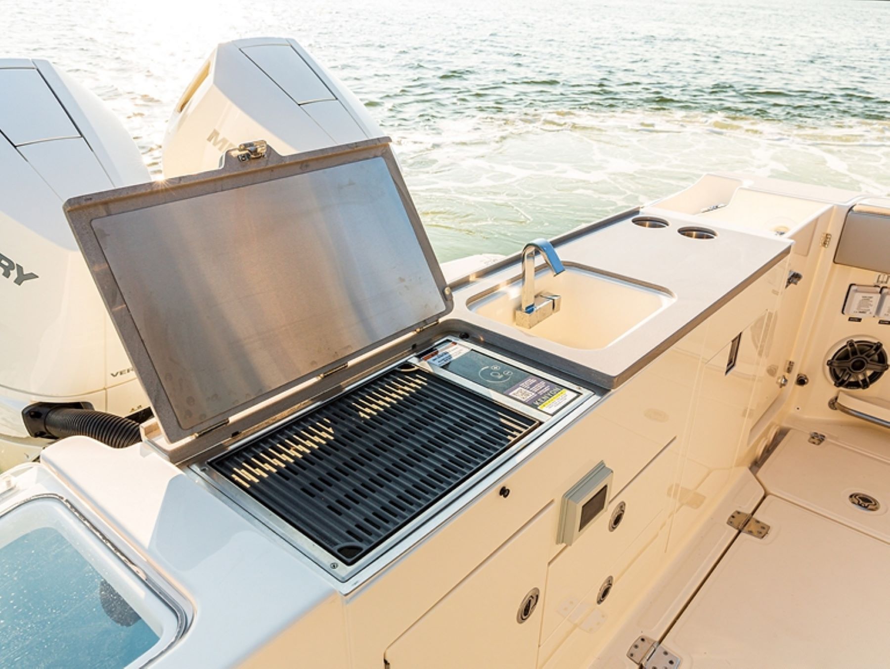 Boston Whaler 330 Vantage summer kitchen option