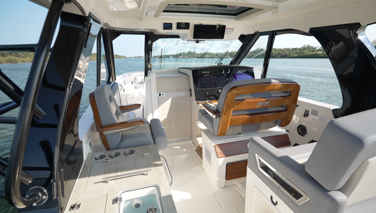 Boston Whaler 380 Realm helm space