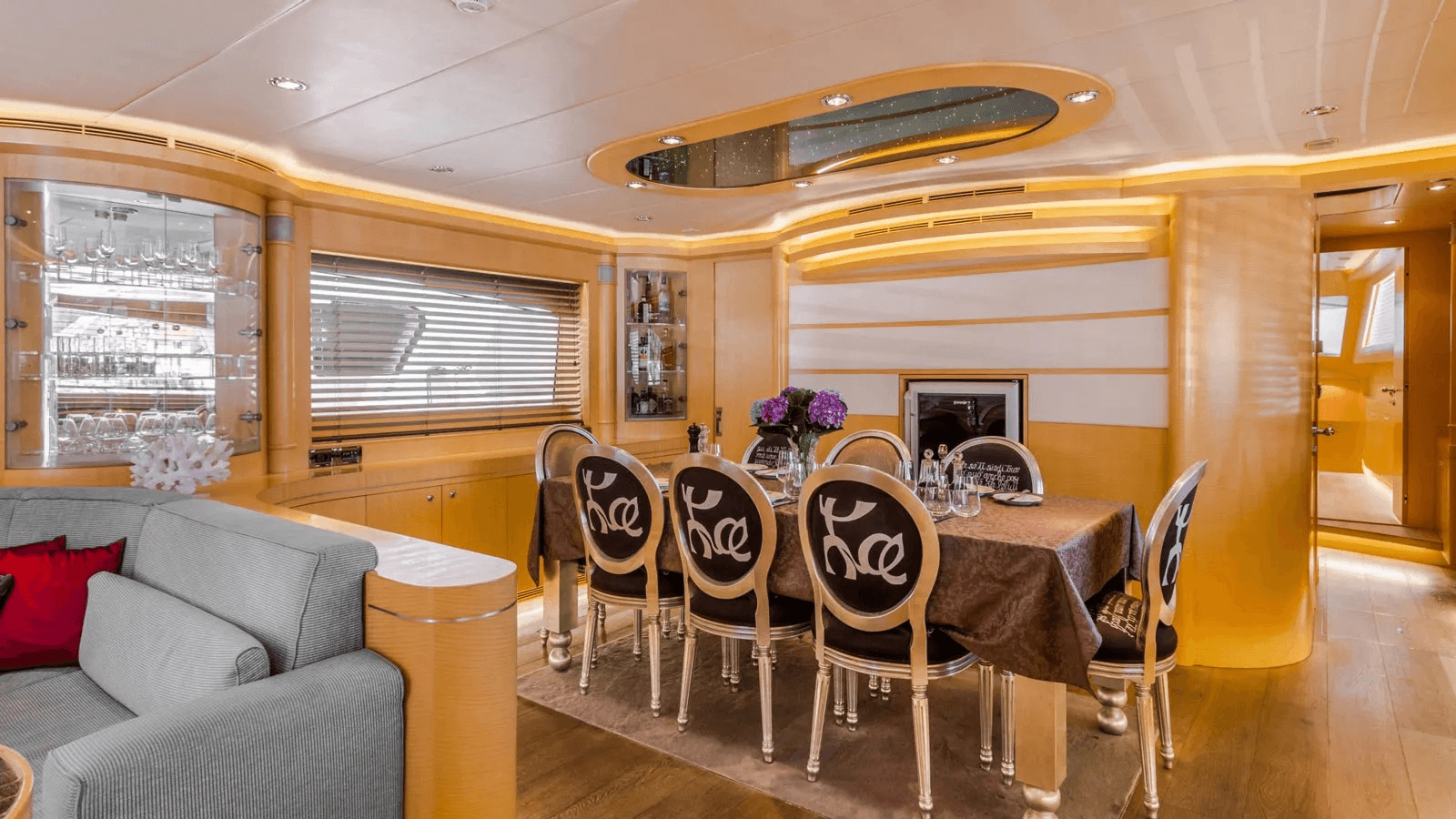 27m Charter Yacht Conte Alberti dining