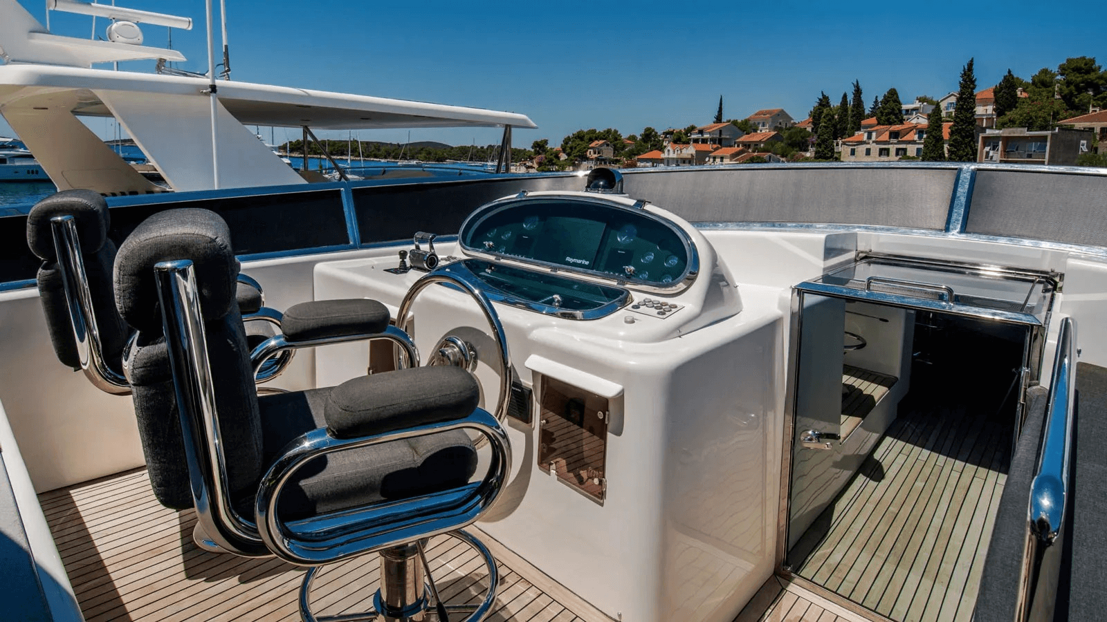 27m Charter Yacht Conte Alberti helm