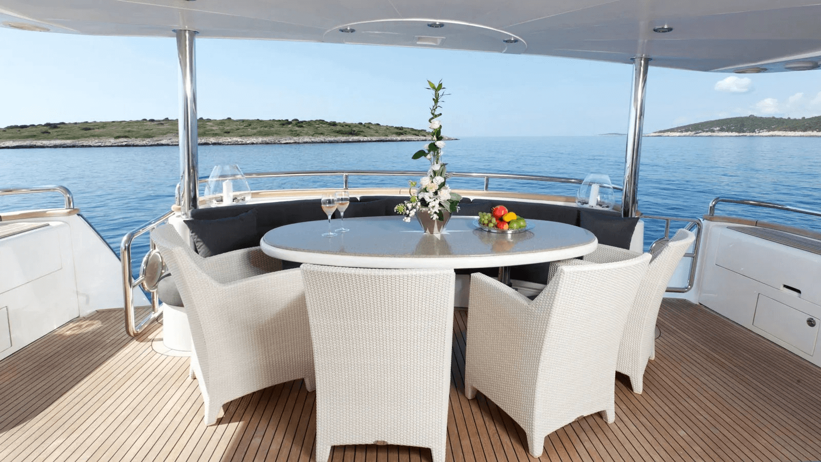 27m Charter Yacht Conte Alberti outdoor dining